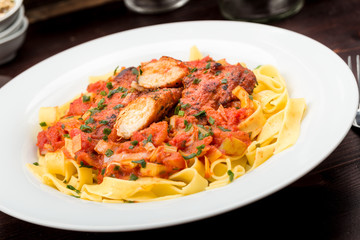 Bandnudeln mit Hähnchen und Tomaten Lauch Soße