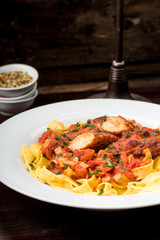 Bandnudeln mit Hähnchen und Tomaten Lauch Soße
