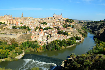 Fototapeta na wymiar Toledo city surrounded by the Tajo river
