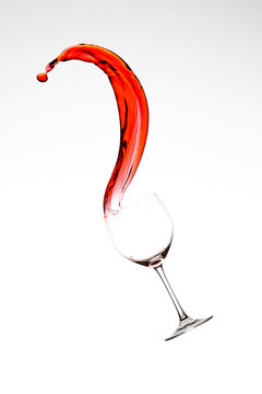 Weinglas seitlich mit Rotwein Spritzer