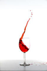 Rotwein mit Spritzer im Glas