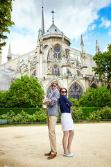 Obraz premium Couple having fun near Notre-Dame