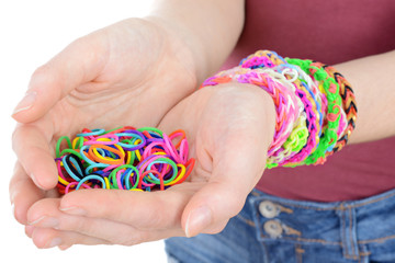 Teen mit Loom Bands