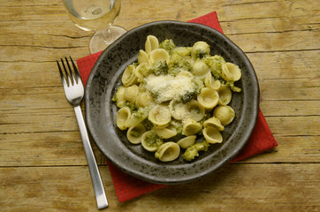 Orecchiette con brassica oleracea Italian cuisine مطبخ إيطالي