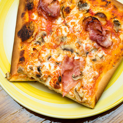 Pizza con prosciutto, funghi, mozzarella e sugo