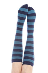 fille avec chaussettes lignées bleues