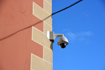 camara de seguridad domotica en las calles de una ciudad