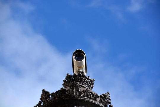 Camara De Seguridad Encima De Una Farola