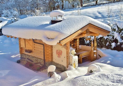 Tiroler Blockbau Almh&uuml;tte im Tiefschnee