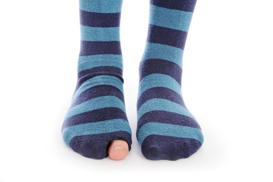 fille avec chaussette trou&eacute;e