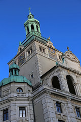 Fototapeta na wymiar Turm mit Sonnenuhr Bayerisches Nationalmuseum München