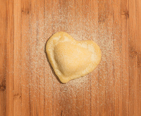 Ravioli a forma di cuore cosparso di farina integrale