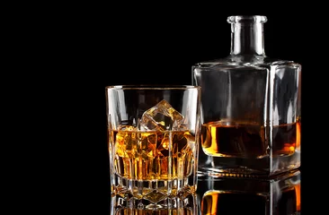 Poster Glas whisky met ijs en een vierkante karaf © alexlukin