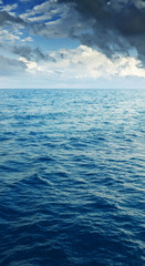 Obraz premium cloudy blue sky leaving for horizon