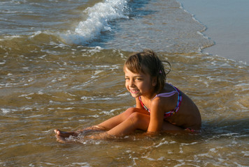 fillette à la plage