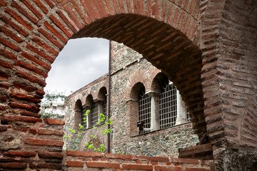 Греция. Салоники. Вид через арку церкви