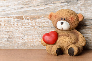 Kleiner Bär mit Herz unter dem Arm als Valentinstagsgruß mit F
