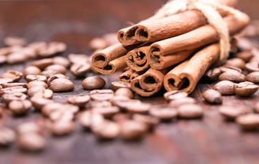 Obraz na płótnie Canvas Coffee beans and cinnamon sticks