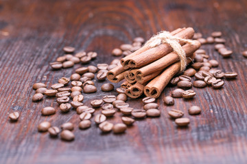Obraz na płótnie Canvas Coffee beans and cinnamon sticks