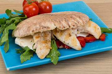 Pita with ruccola and chicken