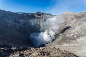 Cratère fumant du volcan Bromo à Java