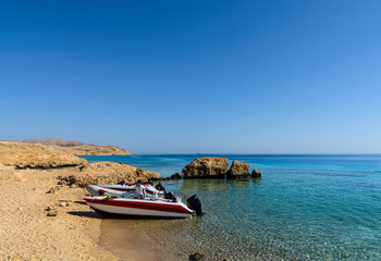 Obraz premium Sunny sand beach and stones on island Tiran in Egyp