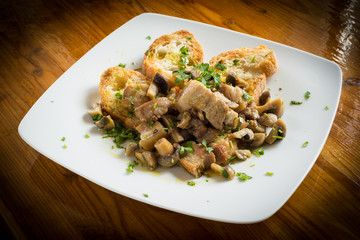 Stufato di lardo e funghi