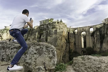Cercles muraux Ronda Pont Neuf Hombre haciendo una foto en el Puente Nuevo de Ronda, Málaga