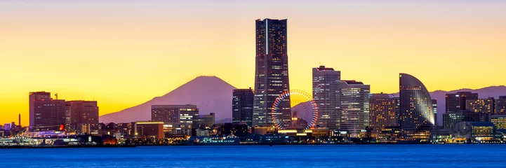 Fotobehang Yokohama Minato Mirai Skyline met Mount Fuji en Landmark Tower © eyetronic