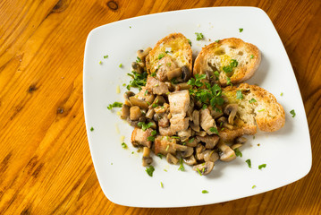 Stufato di lardo e funghi