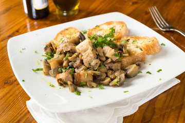 Stufato di lardo e funghi
