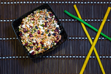 Vista dall'alto di legumi misti in ciotola