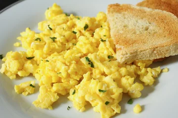 Foto auf Leinwand Scrambled eggs with toasted bread © viktoriya2015