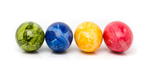 marmorierte bunte ostereier in reihe