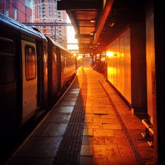 Obraz premium sun setting on train platform