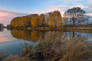 Fototapeta na wymiar Autumn evening by the lake.