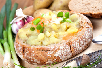 Brot mit Kartoffelsuppe, Gemüse und Kräutern