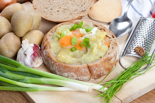 vegetarische Kartoffelsuppe serviert in Leib Brot