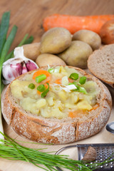 Kartoffelsuppe serviert in Brot Leib, mit Gemüse
