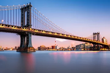 Wandaufkleber Manhattan Bridge in der Abenddämmerung beleuchtet © mandritoiu