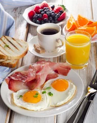 Photo sur Plexiglas Oeufs sur le plat Petit déjeuner avec deux œufs au plat, toasts, jus d& 39 orange.
