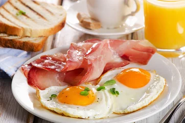 Selbstklebende Fototapete Spiegeleier Zwei Eier und Speck zum gesunden Frühstück