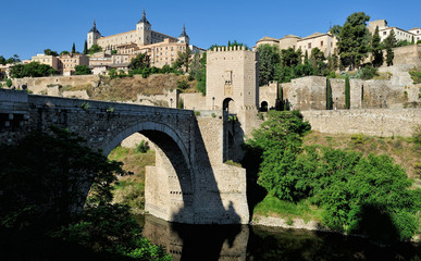 Fototapeta na wymiar the Alcantara bridge and the Alcazar, Toledo, Spain