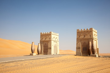 Porte dans un désert. Abu Dhabi, Emirats Arabes Unis
