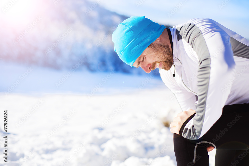 Wall mural Man jogging in winter nature