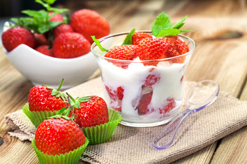 Erdbeeren und Joghurt