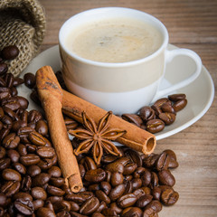 tasse kaffee mit kaffeebohnen