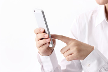 スマートフォンを使う手