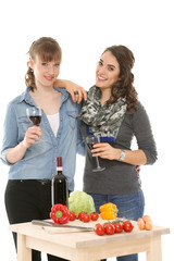 Freundinnen trinken Wein zusammen
