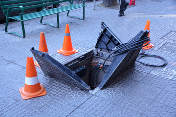 trabajando en una alcantarilla en la calle
